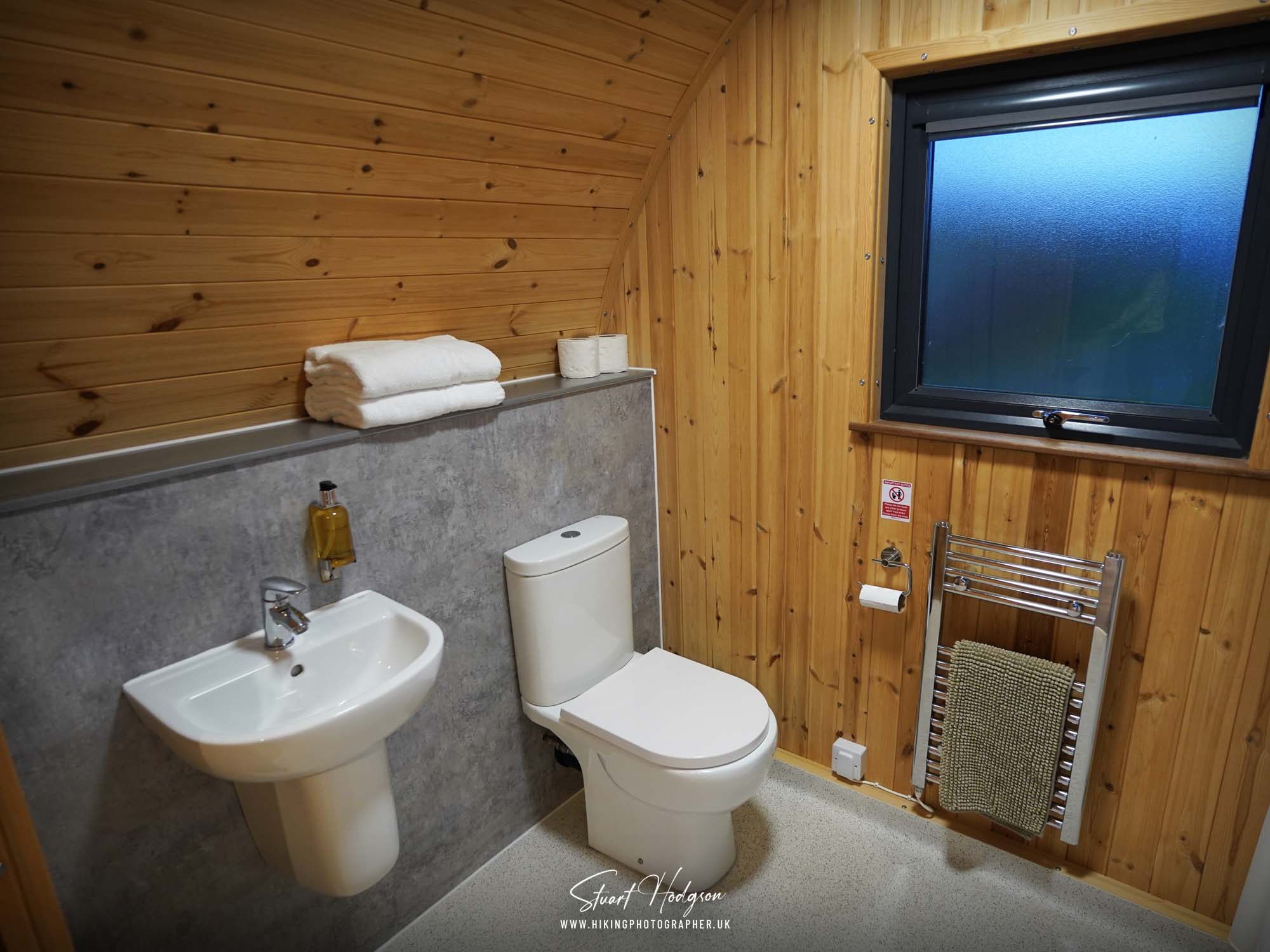 herding-hill-farm-review-lodges-glamping-bathroom